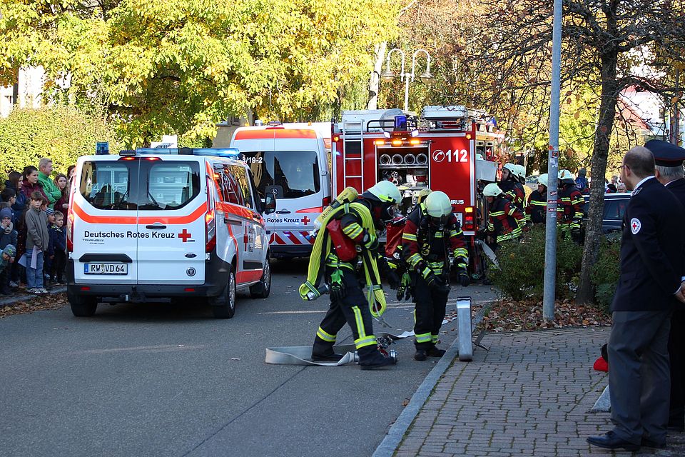 Fahrzeuge DRK und Feuerwehr