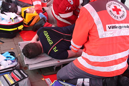 Bild: Feuerwehrmann liegt auf einer Trage